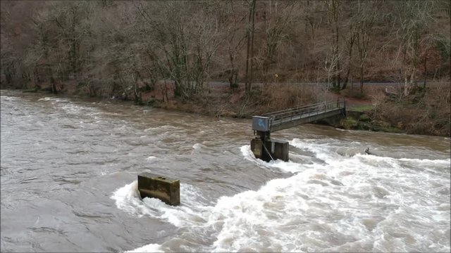 Une rivi&egrave;re en crue durant l'hivers