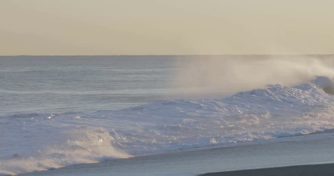 Oceano e mare mosso in tempesta con onde impetuose che si infrangono sulla spiaggia.