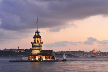 Fototapeta premium Maiden's Tower in istanbul, Turkey (KIZ KULESI - USKUDAR)