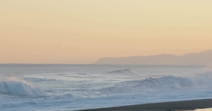 Oceano e mare mosso in tempesta con onde impetuose che si infrangono sulla spiaggia.