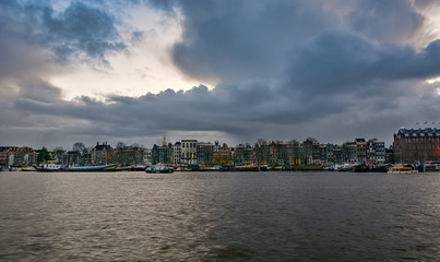 Obraz premium The characteristic canal houses and moored ships along the Oosterdok canal in the old town of Amsterdam