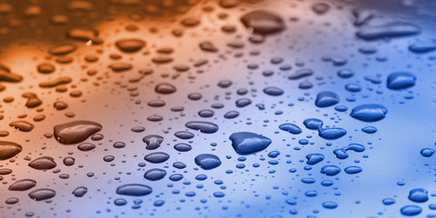 Wassertropfen auf Lack