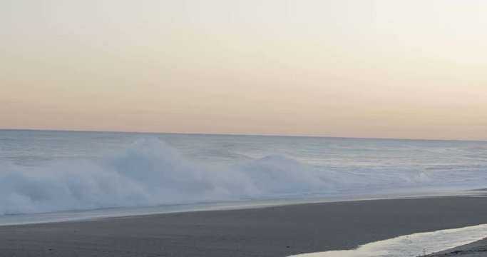 Oceano e mare mosso in tempesta con onde impetuose che si infrangono sulla spiaggia.