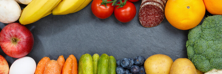 Obst und Gemüse Sammlung Lebensmittel Früchte essen Banner Rahmen Schieferplatte Textfreiraum von...