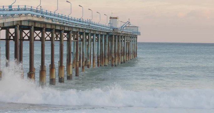 Oceano e mare mosso in tempesta con onde impetuose che si infrangono sulla spiaggia.