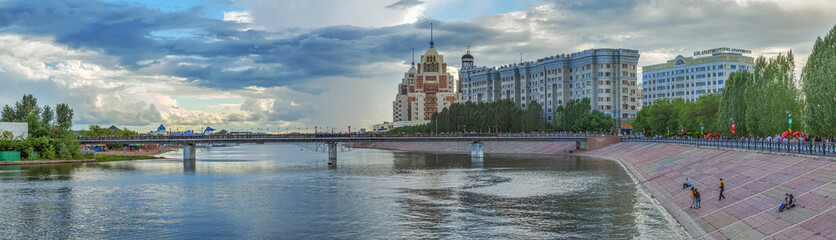 Obraz premium ASTANA, KAZAKHSTAN - JULY 3, 2016: Panoramic view of the pedestrian bridge over the river Ishim