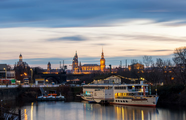 Fototapeta na wymiar Neustädter Hafen in Dresden am späten Abend