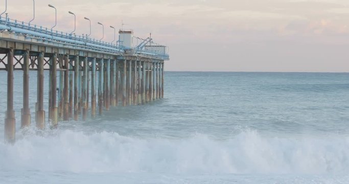 Oceano e mare mosso in tempesta con onde impetuose che si infrangono sulla spiaggia.