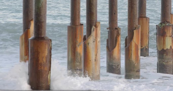 Oceano e mare mosso in tempesta con onde impetuose che si infrangono sulla spiaggia.