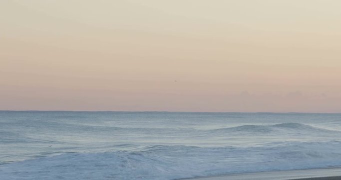 Oceano e mare mosso in tempesta con onde impetuose che si infrangono sulla spiaggia.