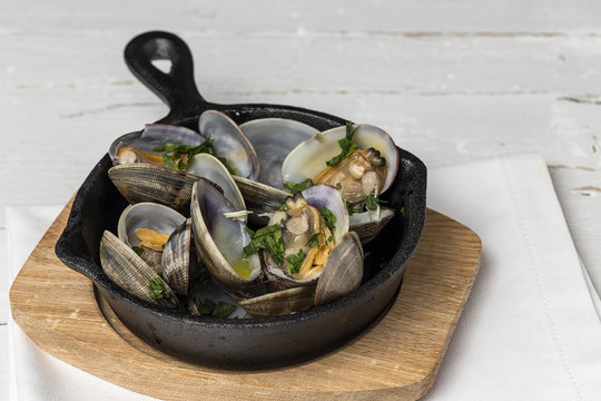 Clam stew in white wine sauce