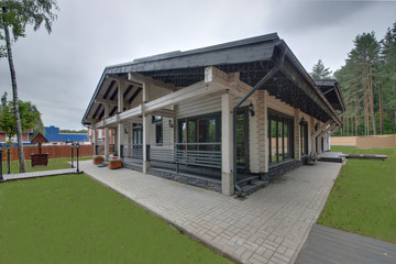 Naklejka premium The wooden building under a sauna with flowers and streetlights