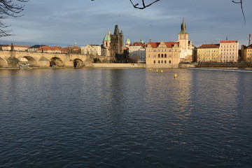 Blick über die Moldau zur Altstadt in Prag