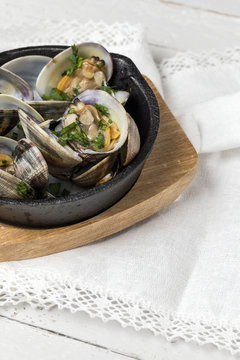 Clam stew in white wine sauce