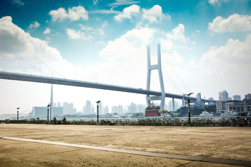 benannte Bayi-Brücke in der Nacht von Shanghai China.