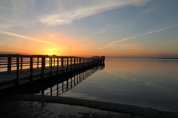 Fototapeta na wymiar malerischer Sonnenaufgang an einer Seebrücke an der Ostsee