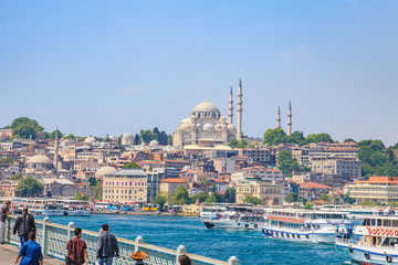 Aufnahme der Sultanahmet Moschee in Istanbul fotografiert von der Galata Brücke nachmittags bei...