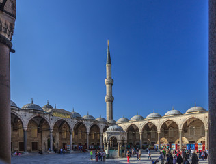 Aufnahme aus dem Innenhof der Sultanahment Moschee in Istanbul fotografiert im Mai 2014