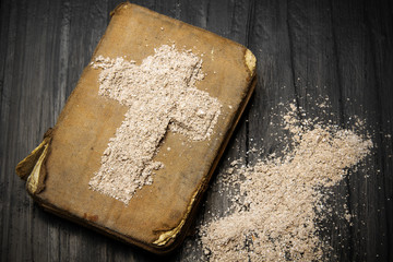 Pismo Święte i Krzyż z popiołu - symbole Środy Popielcowej. Pierwszy dzień Wielkiego Postu. 