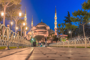Obraz premium Aufnahme der beleuchteten Sultanahmet Mosche in Istanbul fotografiert aus Bodenperspektive während der Abenddämmerung mit tiefblauem Himmel im Mai 2014