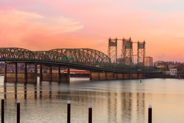 Interstate Bridge Over Columbia River at Sunset - obrazy, fototapety, plakaty
