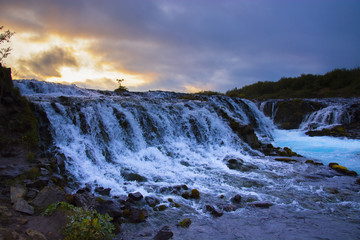 Une cascade sous coucher de soleil