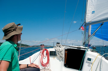 Skipper à la barre d'un first 300 spirit sous spi