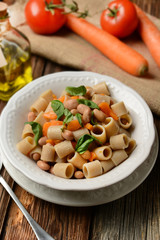 wholemeal pasta with beans with ingredients around