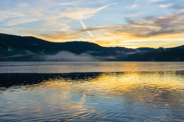 Abendrot spiegelt sich in Titisee
