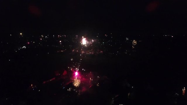 Feuerwerk über Kleinstadt zum Jahreswechsel, Luftaufnahme
