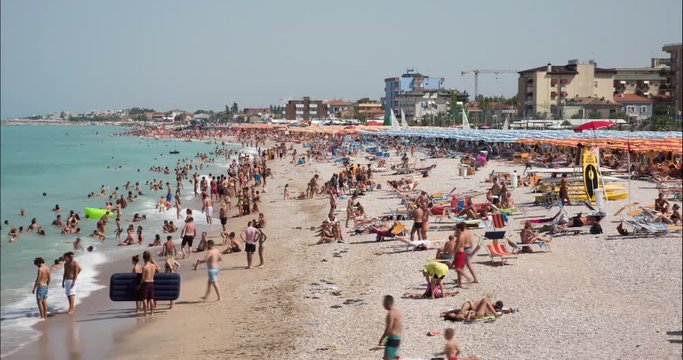 4K time-lapse of a busy beach in August, Adriatic sea, Italy