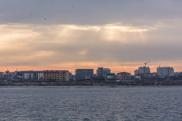 Obraz premium Rays of the Sun Descending Upon the City in Early Winter