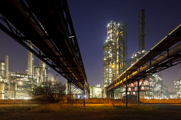 Fototapeta na wymiar Pipelines And Refinery At Night