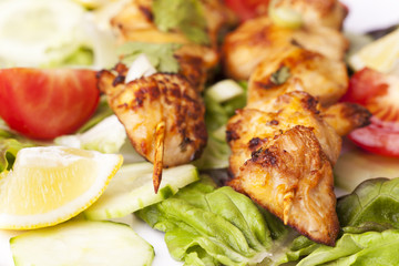 Gegrillter Hühnerspieß auf Salat