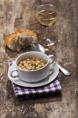 Suppe mit Backerbsen