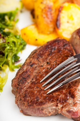 Nahaufnahme einer Silbergabel auf einem Steak