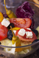 frischer Salat in einer Glasschüssel