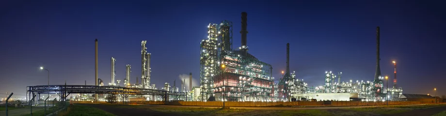 Fototapeten Raffinerie bei Nacht Panorama © IndustryAndTravel