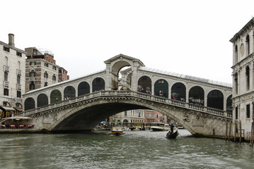 Obraz na płótnie Canvas The famous Rialto Bridge (Ponte di Rialto) is one of the four bridges spanning the Grand Canal in Venice, Italy