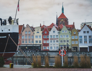 Stare miasto w Gdańsku z przycumoanym statkiem - 186588187
