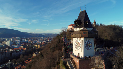 Luftaufnahme vom Schloßberg - dem Uhrturm - das Wahrzeichen von Graz