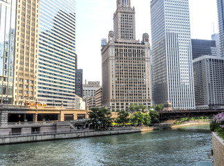 Obraz premium Most Wabash Avenue z ruchem ulicznym i rzeką Michigan otoczony budynkami finansowymi, Chicago, Illinois, USA, 3 sierpnia 2017 r.