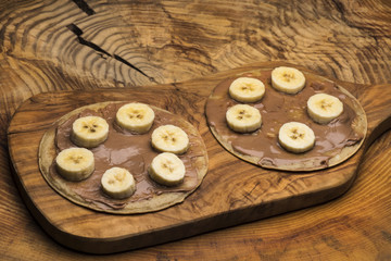 Crepes mit Nussmus und Bananenscheiben