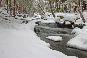 Fototapeta premium Snowy stream with Waterfall