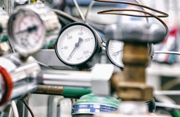 Valve with connected manometer for regulation the output pressure from the pressure bottle