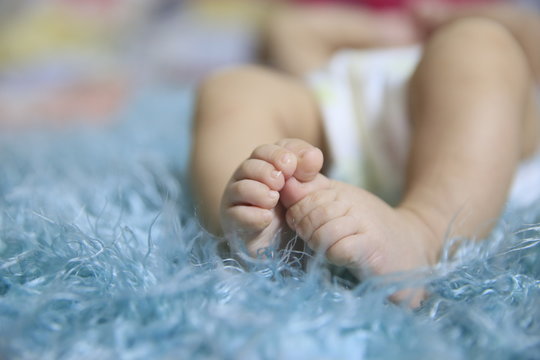 petits pieds de nouveau-n&eacute;