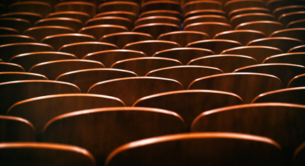 Obraz premium Brown wooden chairs in the auditorium without people