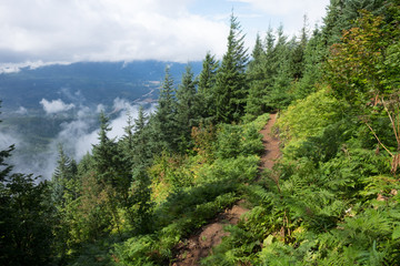 Obraz premium Hiking amongst the clouds