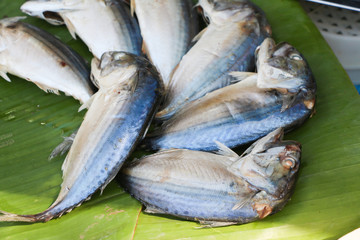 mackerel on banana leaf 