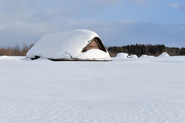雪に覆われる厳寒期の三内丸山遺跡竪穴住居・掘立柱建物復元
